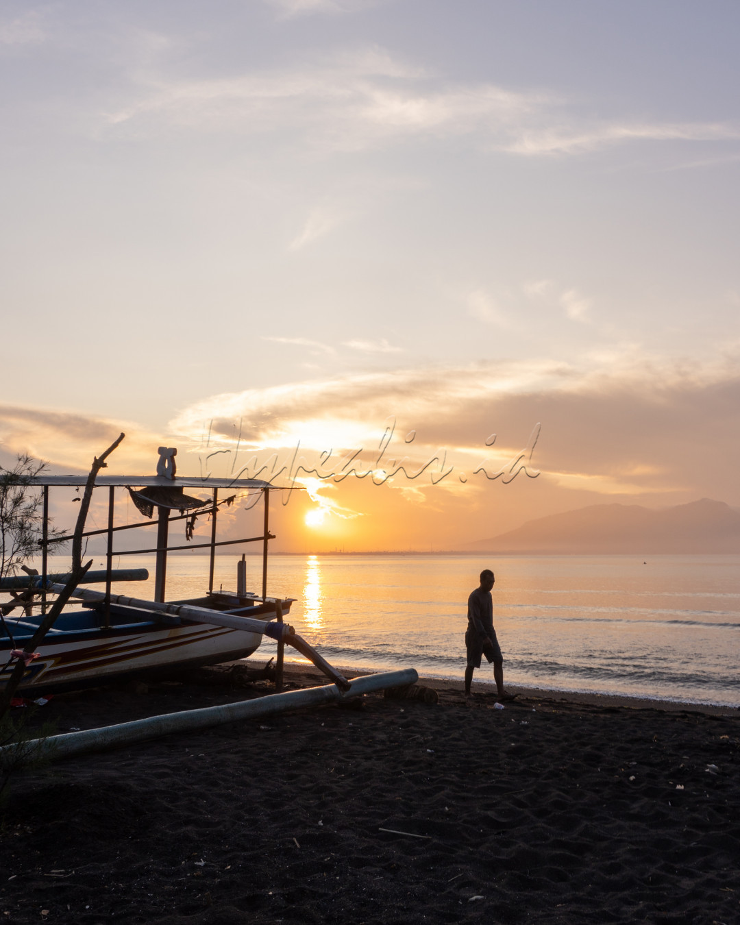 Kota Banyuwangi, sebuah kota yang terletak di ujung timur Pulau Jawa. Karena letaknya yang di ujung timur pulau, Banyuwangi menjadi pilhan lokasi terbaik untuk berburu moment matahari terbit. Pantai adalah salah satu tempat yang menarik karena kita bisa mendapatkan view yang bebas.