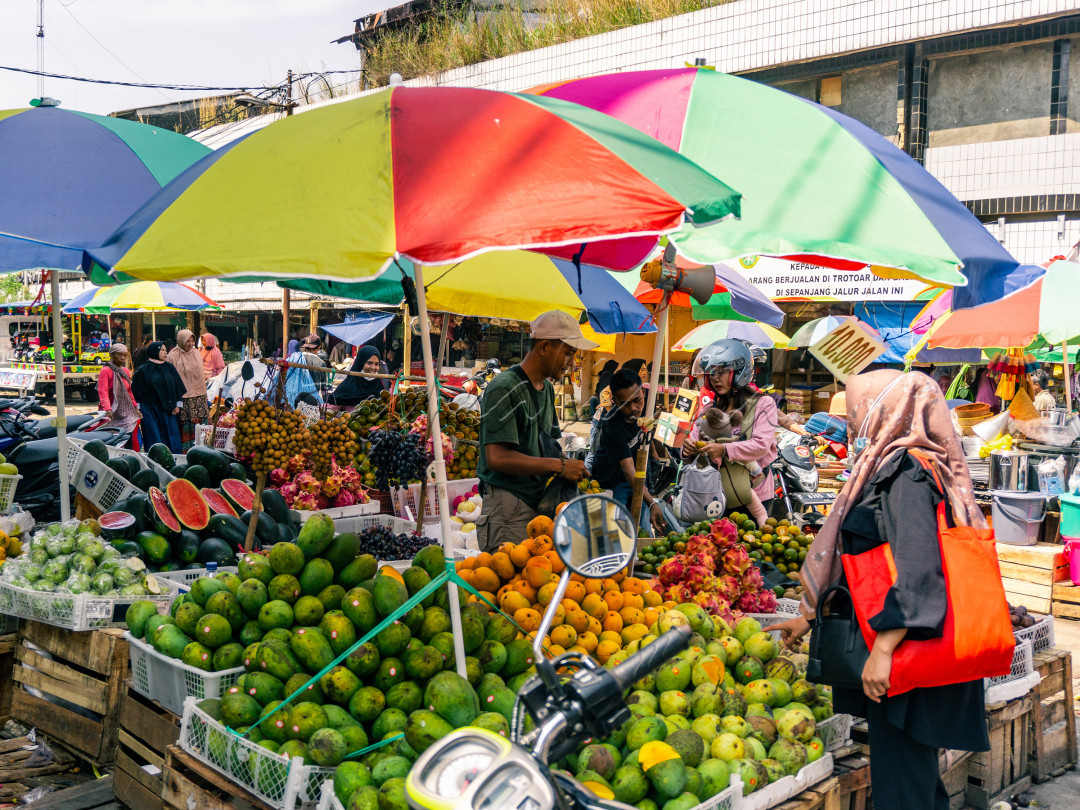Pedagang buah yang sedang melayani pembeli di Pasar Sukabumi. 