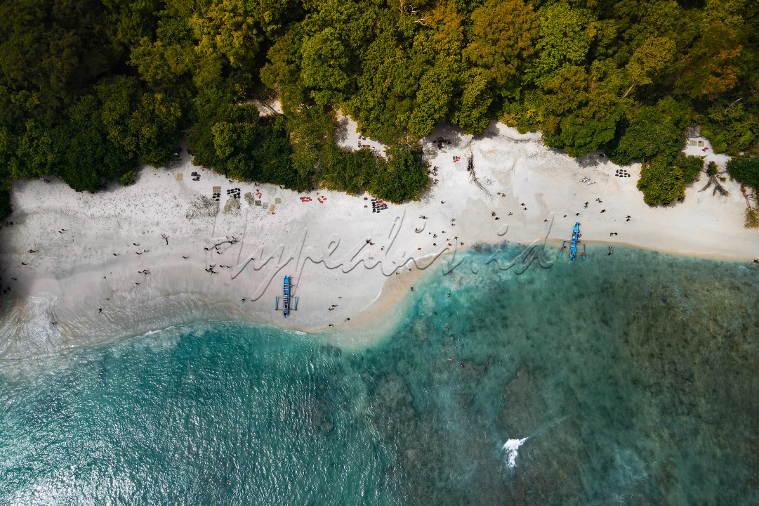 Keindahan Pantai Pasir Putih Pangandaran.
<div> </div>
<div>Kontribusi sektor Pariwisata berperan besar dalam pergerakan roda ekonomi Indonesia. Salah satu wisata yang menjadi andalan di negeri ini yaitu Pantai Pangandaran yang terletak di Kabupaten Pangandaran, Jawa Barat. </div>
<div> </div>
<div>Pantai Pasir Putih Pangandaran ini merupakan salah satu tempat wisata di Pangandaran yang sangat populer di kalangan Wisatawan, bahkan umum nya wisatawan yang datang Pangandaran yaitu untuk berkunjung ke Pantai Pasir Putih Pangandaran.</div>
<div> </div>
<div>Pantai Pasir Putih Pangandaran menawarkan beragam pesona keindahan alam yang berpadu dengan hamparan Pasir Putih. Di area Pantai Pasir Putih ini juga menyediakan kegiatan Snorkeling yang akan membuat kita terpesona akan keindahan kehidupan bawah laut dengan berbagai biota laut yang mempesona.</div>
<div>Hal lain nya yang akan membuat kita terpesona yaitu kita akan dimanjakan dengan melihat keindahan Sunset di Pantai Pasir Putih Pangandaran yang begitu indah. Selain itu, masih ada satu kawasan dengan Taman Wisata dan Cagar Alam.</div>
<div> </div>
<div>Dari hal-hal tersebut maka tak heran jika Pantai Pasir Putih Pangandaran sangatlah Populer di kalangan Wisatawan. </div>