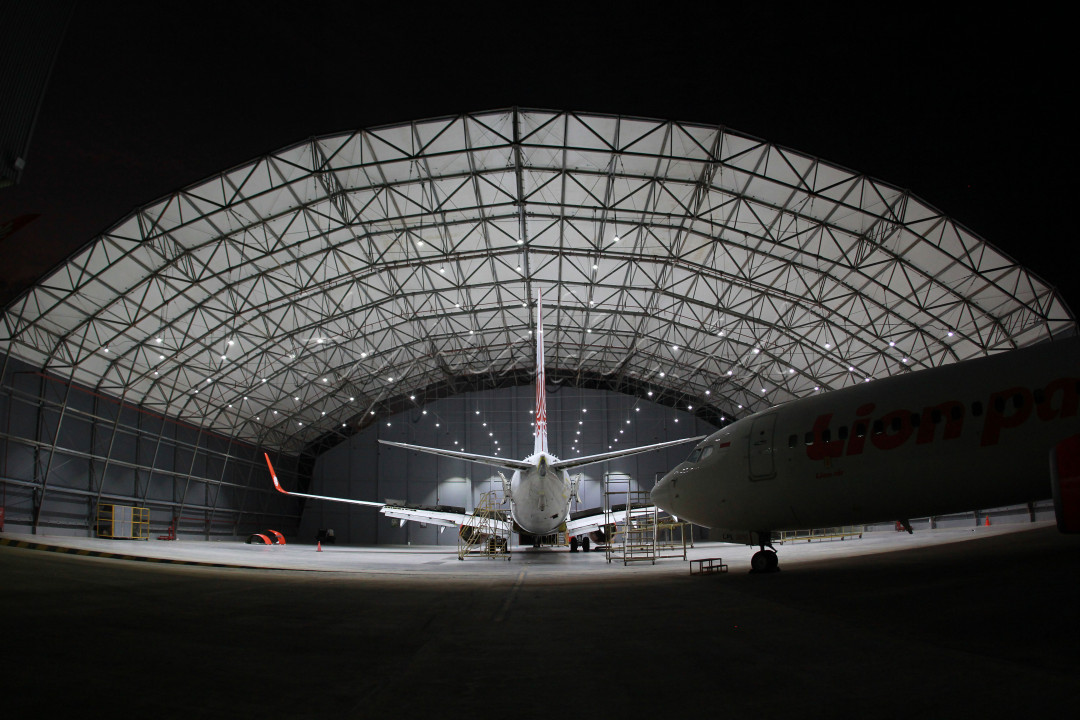 Pekerja sedang bekerja di hangar pesawat di Batam, Kepri 25 Maret 2022. Bisnis pesawat mulai bergairah setelah pandemi mulai menjadi endemi.
