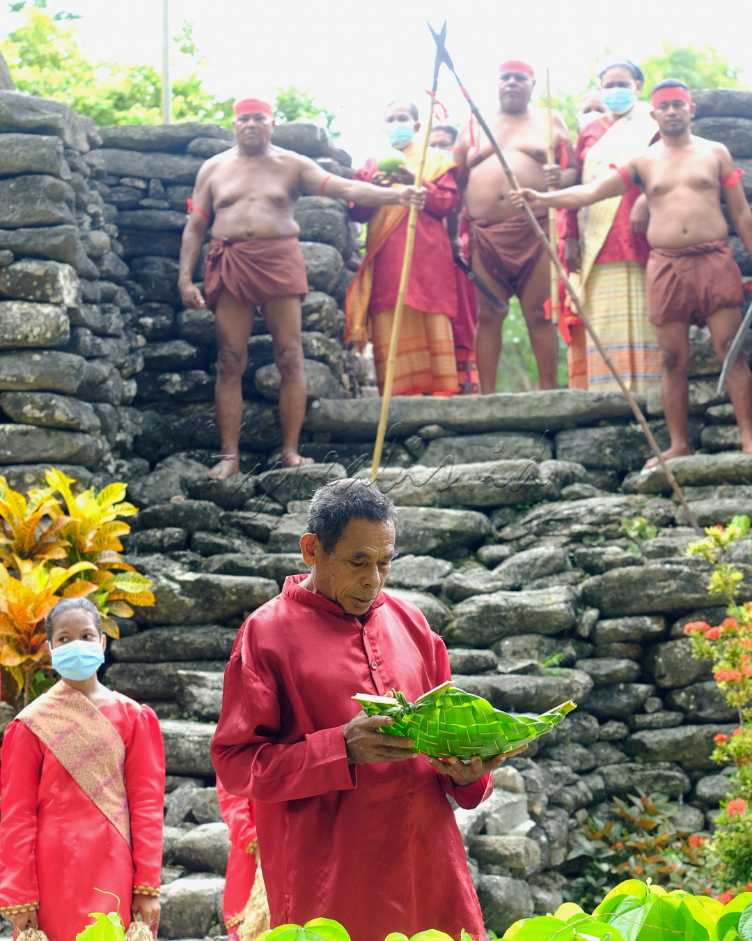 Benteng Batu Ohoi Wulurat. Mengunjungi benteng batu di desa adat Ohoi Wulurat, Kei Besar, kita akan disambut upacara adat dan tari tarian khas Maluku Tenggara. Ohoi (desa) yang berstatus ohoi wisata masih merawat dan melestarikan peninggalan leluhur berupa satu benteng batuan, yang oleh warga setempat menyebut “Benteng Ko Yam Faak”. Keunikan ohoi Wulurat juga terletak pada keberadaan kuburan atau makam para leluhur pendiri ohoi Wulurat yang disebut Iksail.<br />
<br />
Sebuah maha karya tangan terampil leluhur Ohoi Wulurat dengan nilai arsitektur tinggi jika disamakan dengan benteng Kolonial. Benteng ini menunjukkan kemajuan peradaban budaya Kei di masa lampau.