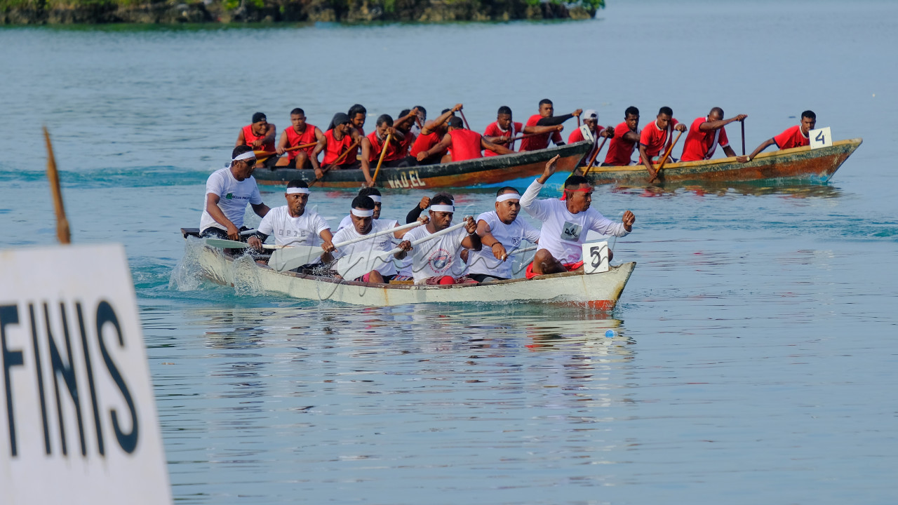 Di Pulau Kei Kecil, untuk memperingati hari hari besar seperti hari kemerdekaan atau peringatan yang lain, sering diadakan lomba balap perahu antar desa, ataupun antar sekolah. Kami beruntung menyaksikan salah satu perlombaan tersebut yang digelar dalam rangka Festival Meti Kei tahun 2021 lalu.