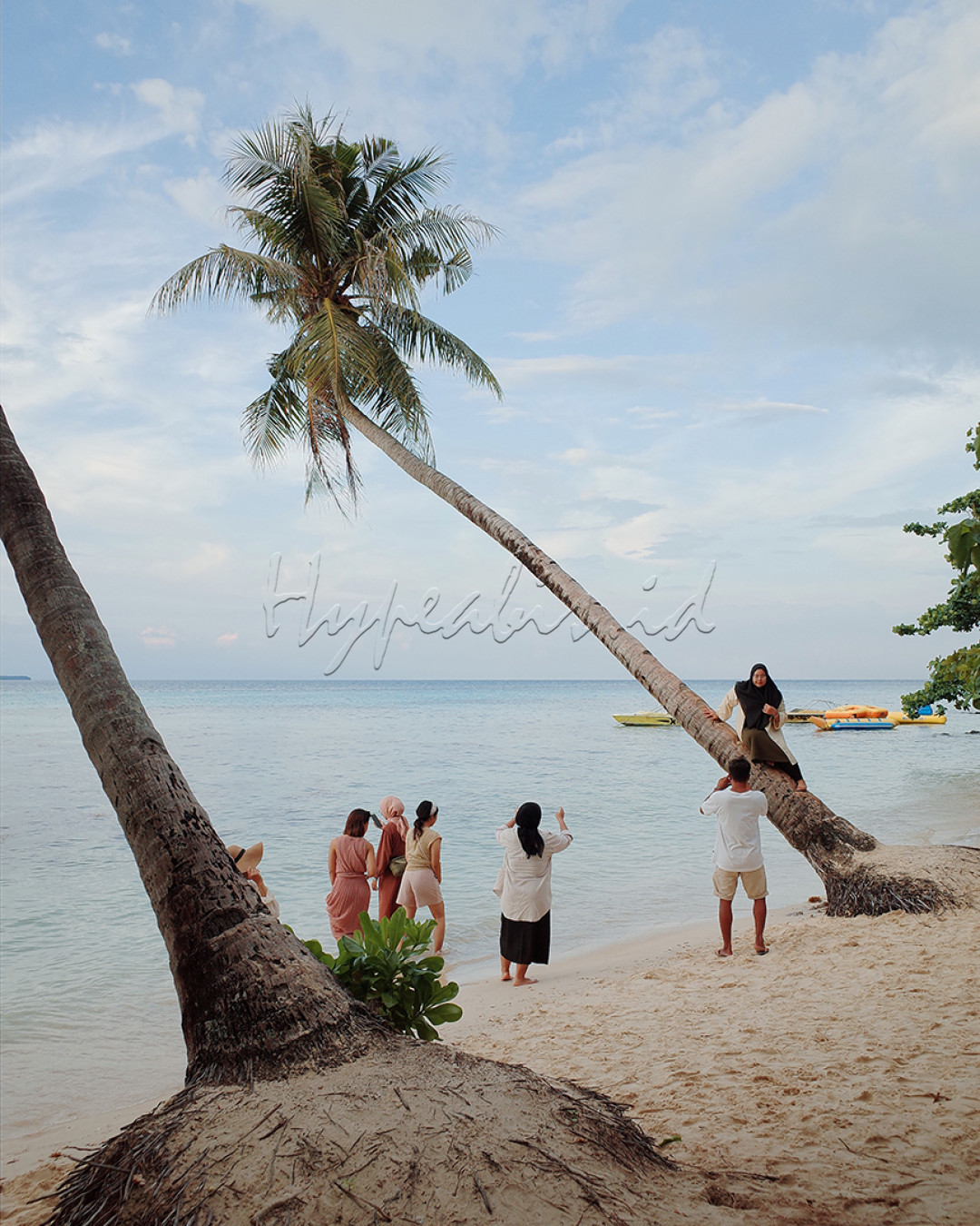 beberapa orang wisatawan asyik bermain dan berswafoto diantara pasir putih dan pohon kelapa yang tumbuh miring di pantai Ujung Gelam, Karimunjawa.<br />
selain sunset, pasir putih, dan wahana air yang tersedia di pantai Ujung Gelam ini, pohon kelapa yang tumbuh miring di bibir pantai inipun menjadi primadona bagi wisatawan yang melancong ke sisi pantai bagian barat pulau Karimunjawa ini.<br />
<br />
lokasi: Pantai Ujung Gelam, Karimunjawa, Jawa Tengah