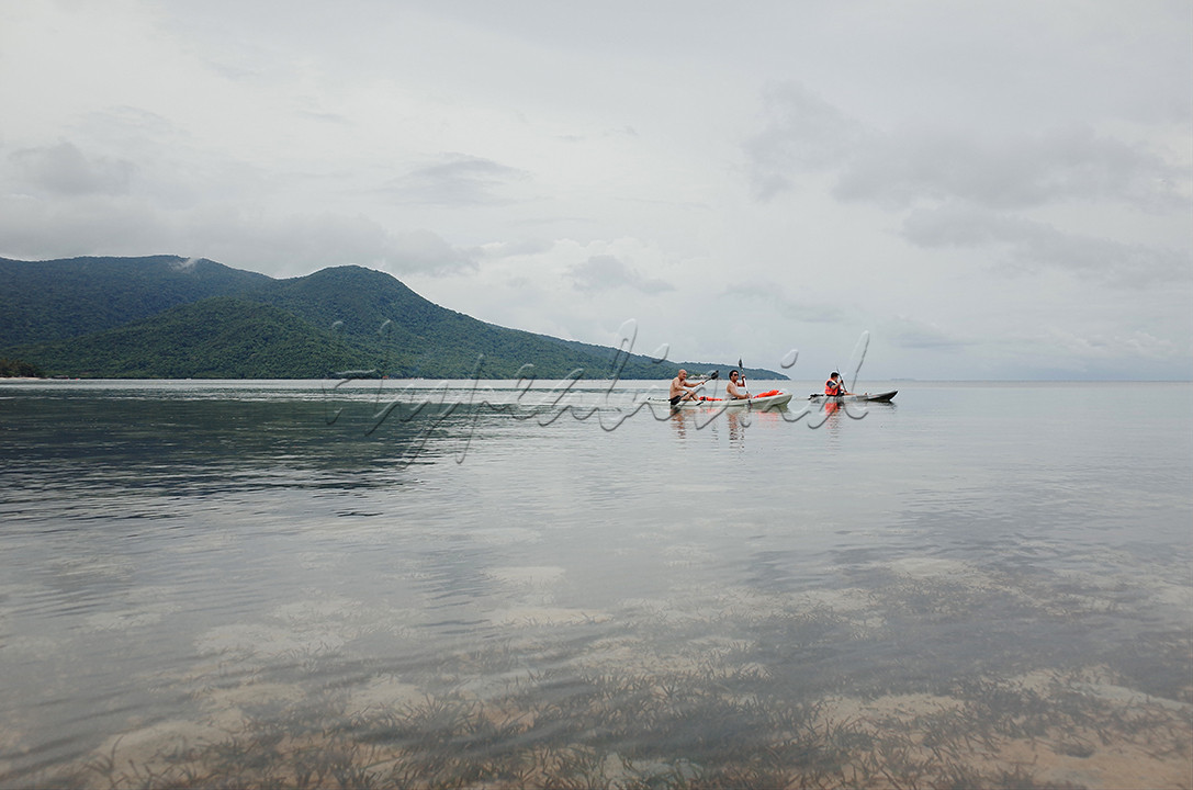 berwisata di kepulauan Karimunjawa didominasi oleh wisata air, mulai dari snorkling, diving, dan hopping. saat ini bermain kano pun menjadi pilihan baru jika wisatawan ingin menikmati kejernihan air laut Karimunjawa sambil berolahraga. saat ini sudah banyak penyewaan kano di beberapa titik pantai Karimunjawa yang di kelola oleh warga masyarakat setempat.<br />
<br />
lokasi: Karimunjawa, Jepara, Jawa Tengah