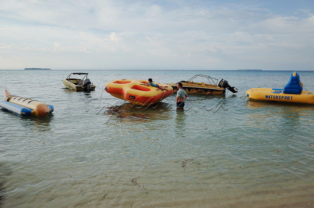 seorang wisatawan mengawasi anaknya bermain di pantai Sunset, Karimunjawa. meski sebagian besar pantai di kepulauan Karimunjawa cendrung tenang dengan ombak yang relatif kecil namun orang tua dihimbau agar selalu tetap mengawasi putra-putrinya dalam bermain.<br />
<br />
lokasi: Sunset Beach, Karimujawa, Jepara, Jawa Tengah