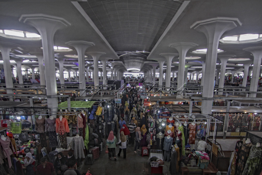 Aktivitas pasar johar pasca kebakaran dengan suasana baru dengan arsitektur megahnya yang di bangun arsitek kenamaan Belanda Hermans Thomas Khanster pada tahun 1963 di pasar Johar Baru Kota Semarang. 