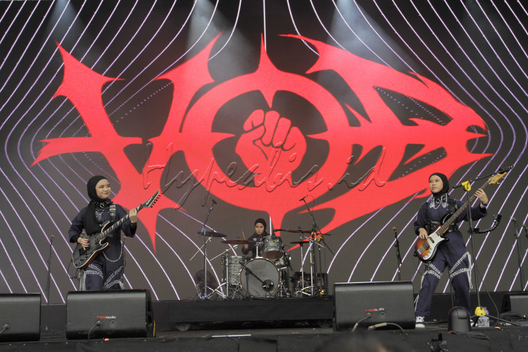 Selain itu tampil juga band metal asal Garut yaitu Voice of Baceprot yang dipunggawai oleh Marsya, Sitti, dan Widi. 