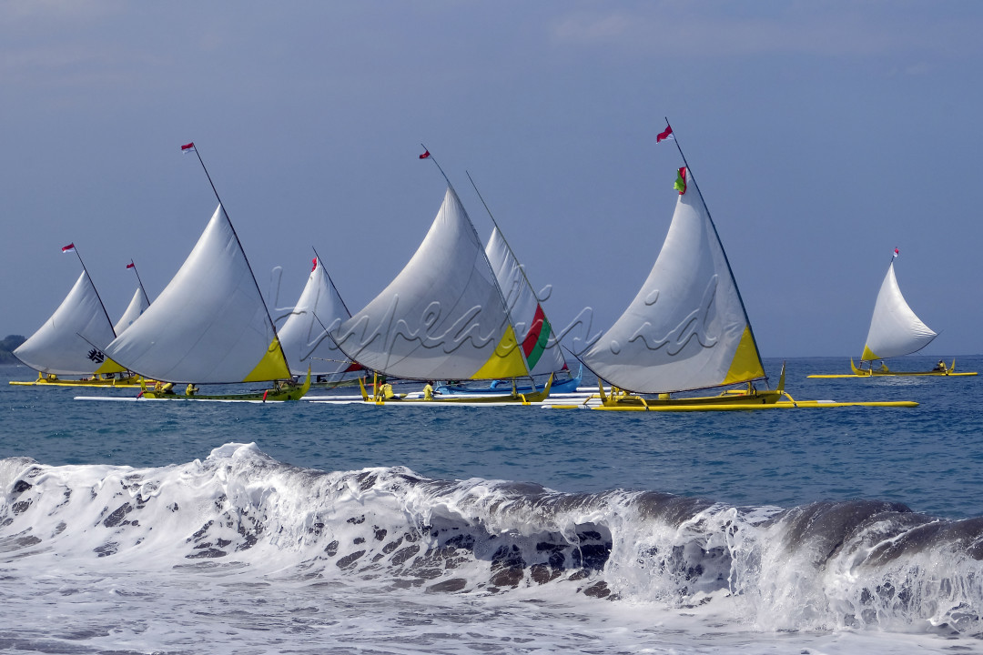 Puluhan nelayan mengikuti lomba perahu tradisional dengan tema "Pulih Lebih Cepat, Bangkit Lebih Kuat" di Pantai Gilimanuk, Jembrana, Bali, Minggu (21/8/2022). Lomba perahu tradisional yang mengusung tema "Pulih Lebih Cepat, Bangkit Lebih Kuat" tersebut digelar sebagai wujud syukur kepada laut yang telah memberikan banyak ikan yang merupakan mata pencaharian para nelayan sehingga bisa menyambung hidup dan untuk memeriahkan HUT Kemerdekaan ke-77 Republik Indonesia dan melestarikan budaya nelayan tradisional. 