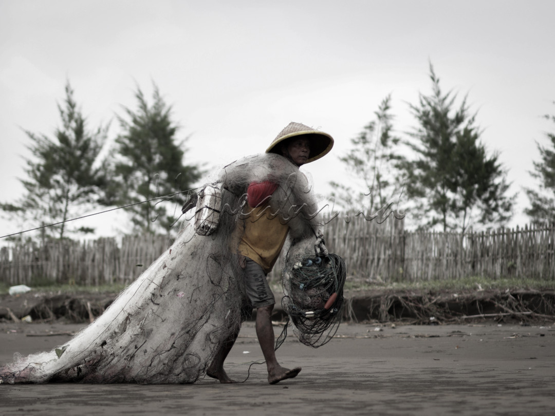 <div style="text-align: justify;">Menyiapkan jaring di pagi hari sebelum beraktivitas dan bersinggungan dengan laut. Sepanjang bibir pantai, bersama dengan nelayan lainnya, kehidupan perekonomian penduduk pesisir dimulai. Perahu mulai melaut dan jaring-jaring pun disiapkan. Untuk mendapatkan ikan lebih banyak dan memperoleh penghasilan lebih dari hasil tangkapan. Bersisian dengan laut, berarti bersahabat dengan alam.</div>