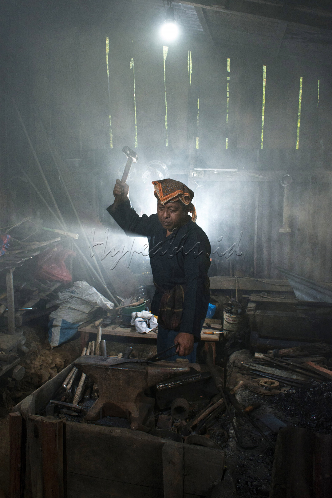 Serang bapak pengrajin karambik, dimana karambik adalah salah satu senjata tradisional khas Minang Kabau, dan tidak banyak lagi yang bisa membuat karambik ini.