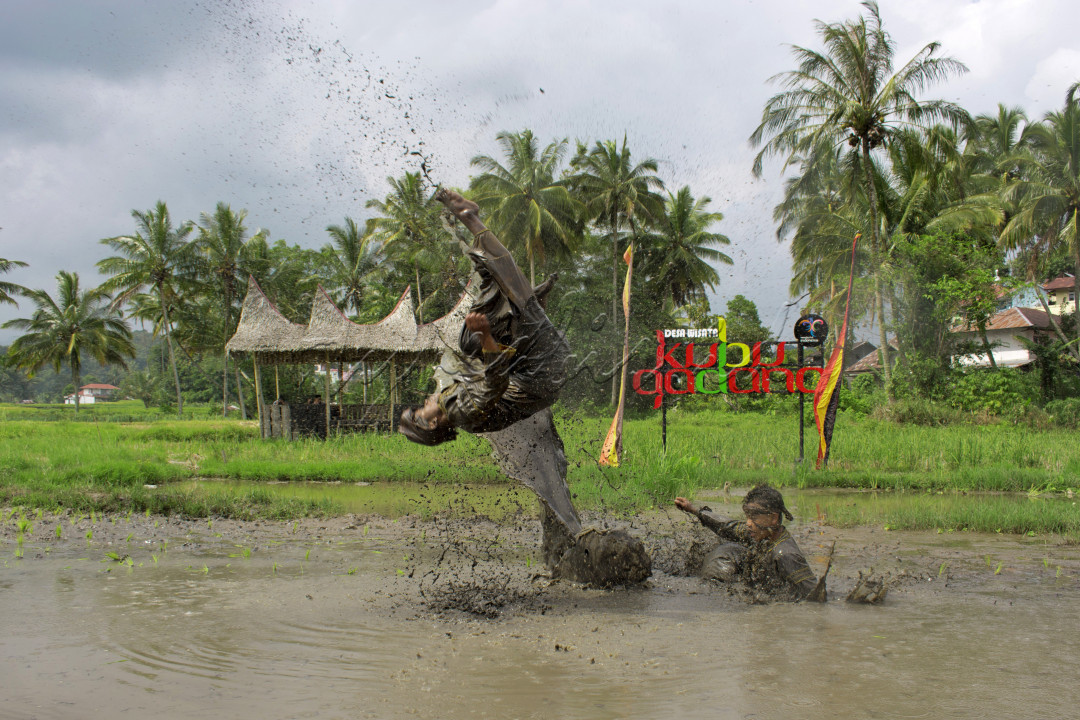 Silek Lanyah adalah salah satu tradisi di desa / Nagari Kubu Gadang. dimana pesilat akan melakukan aksi silat diatas lumpur / sawah yang akan kembali ditanam kembali.