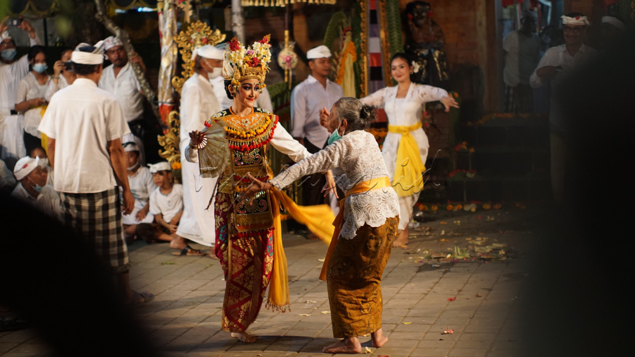 Biarkan Nenek Ikut Menari Cucuku...<br />
<br />
Foto ini diambil pada saat pementasan tarian Gandrung. Salah satu tarian sakral yang ada di Bali dimana penarinya adalah gadis gadis belia yang belum mengalami menstruasi karena dianggap masih suci. Penari ini akan dipinggit selama 30 hari sebelum diperbolehkan menarikan tarian ini dan memakai Gelungan Kepala Sakral Gandrung. Diiringi dengan gamelan musik Gandrung penari akan menari dengan lincahnya sembari ditemani oleh beberapa "pemedek". Biasanya "pemedek" yang ikut menari ini akan kesurupan ketika berusaha ingin menyentuh penari Gandrung. Semoga tarian ini bisa lestari bertahun tahun kemudian