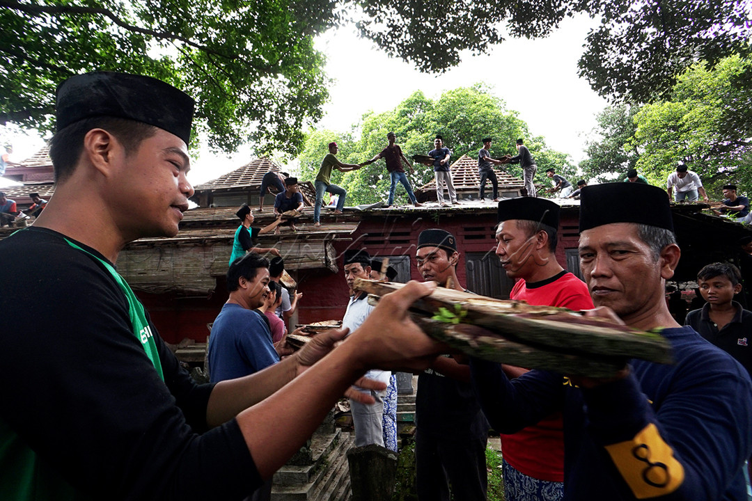 KETERANGAN FOTO : Memayu filosofinya Silaturahmi. Memayu adalah mengganti atap yang rusak, artinya memayu akal fikiran kita di mayu oleh diri sendiri agar hati kita bersih. Laku lampah di mayu oleh diri sendiri agar kita ketemu dengan jati diri, apabila ketemu dengan jati diri kita ketemu dengan Sang Maha Pencipta. Barang siapa yang ketemu dengan dirinya sendiri niscaya akan ketemu dengan TuhanNYA. Kenapa Sirap itu di ganti, karena sirap itu, di pakainya Kayu Jati, naktunya 20. 20 itu sifat Allah, sifat Allah itu tidak boleh dinganti. Hanya dibuka, dipelajari, diresapi, dihayati. Dihayati tentang kegaiban-kegaiban, maka dari karena kegaiban itu sendiri merupaka komponen dari keimanan. Tradisi memayu Ganti Sirap telah dilakukan setiap empat tahun sekali. Sirap kayu yang digunakan terbuat dari kayu jati dan dibuat di lingkungan kabuyutan Trusmi dengan Guyub.