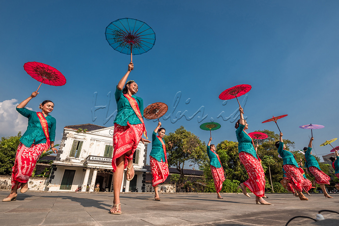 Festival payung nusantara yang diselenggarakan di Kota Surakarta menjadi simbol bangkitnya dunia pariwisata.