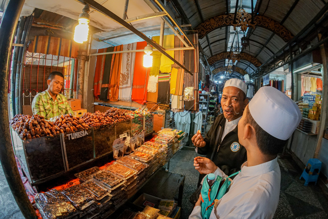 Kawasan Wisata Religi Sunan Ampel di Surabaya merupakan salah satu destinasi wisata religi yang selalu ramai dikunjungi wisatawan.<br />
Ada yang berziarah, berbelanja maupun kulineran.<br />
Pasar Wisata Ampel merupakan salah satu tempat yang tidak boleh dilewatkan jika berwisata di Masjid Ampel. Di Pasar Wisata ini kita bisa membeli aneka jenis kurma untuk dibawa sebagai oleh-oleh.<br />
