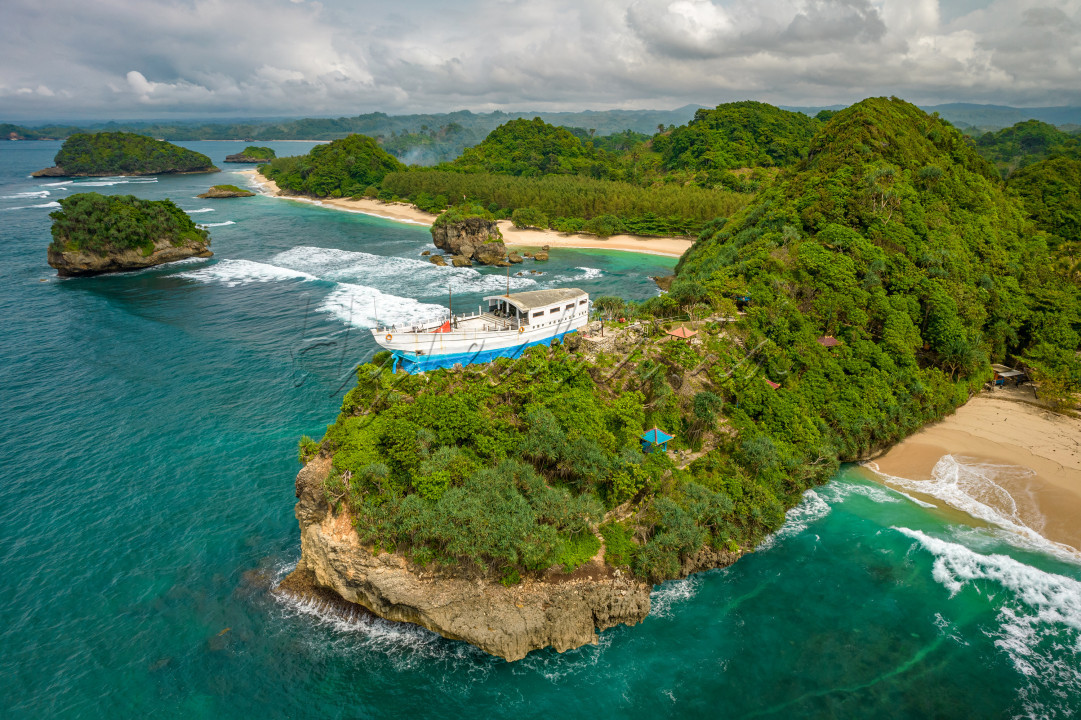 Wilayah Malang Selatan terkenal dengan pesona wisata pantainya. Salah satunya adalah Pantai Goa Cina.<br />
Di pantai ini ada beberapa spot yang masih terhitung baru dan menarik.<br />
Spotnya adalah Kapal Dewa Ruci yang ada di salah satu bukit.<br />
Dari atas Kapal kita bisa menikmati keindahan panorama Pantai Goa Cina.