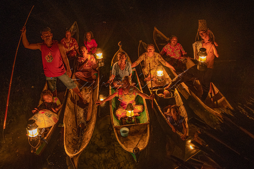 <h3><br />
Kebiasaan nelayan pesisir Indonesia timur saat malam hari yaitu menyuluh ikan, mereka berkelompok dan percaya bahwa waktu yang paling tepat untuk menangkap ikan yaitu saat malam hari, ikan-ikan akan lebih mudah di tangkap dibandingkan saat siang hari.</h3>