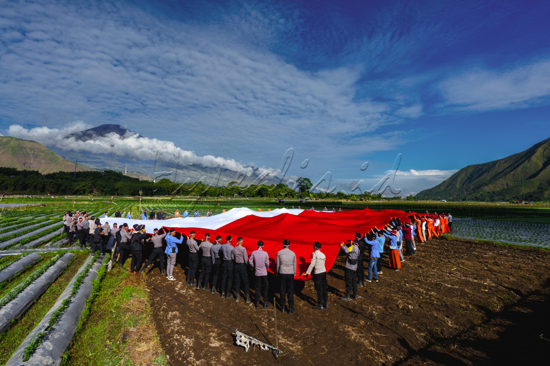 Pengibaran Bendera raksasa Merah Putih dalam rangka Perayaan HUT kemerdekaan 17 agustus 1945 di kaki Gunung Rinjani desa Sembalun lombok Nusa Tenggara Barat.