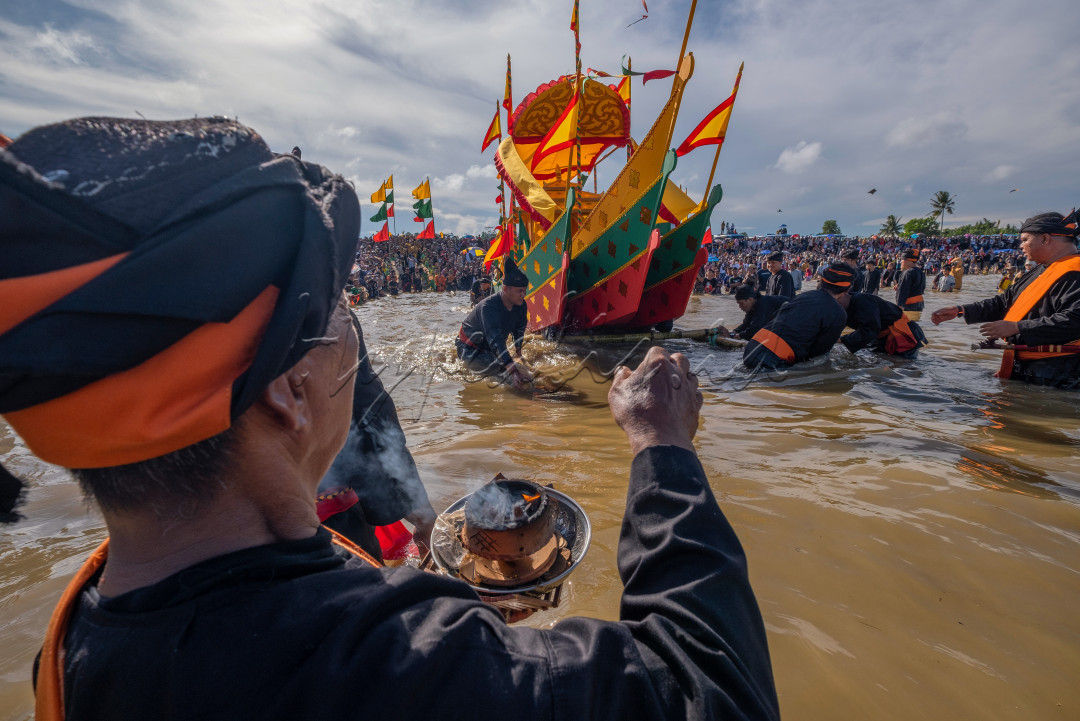 Kalimantan Utara, Kota Tarakan - 8 Oktober 2022. Ribuan Masyarakat Kota Tarakan tengah menyaksikan prosesi pelarungan Padaw Tuju Dulung di Kawasan Wisata Pantai Amal Kota Tarakan. 