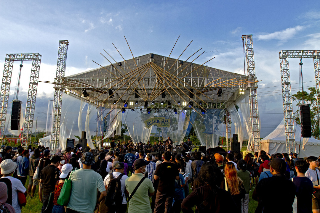 Ngayogjazz adalah festival musik jazz tahunan yang diselenggarakan di Yogyakarta.<br />
Untuk tema tahun ini adalah Kena Jazz-e, Tetep Bening Banyune, yang menggambarkan dengan digelarnya festival jazz, sumber-sumber mata air yang berada di dusun itu tetap bening.<br />
Di situlah perpaduan antara konsep, komitmen, dan konsistensi penyelenggaraan Ngayogjazz yang selalu terjaga setiap tahun sehingga sudah menjadi tradisi seni dan pariwisata yang prestisius.<br />
