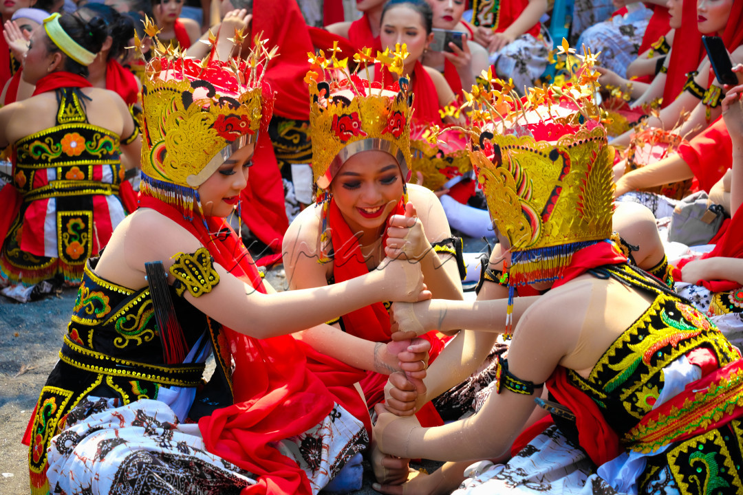 4penari menghabiskan waktu tunggu tampilnya dengan melakukan permainan daerah. serunya permainan itu mengingatkan mereka pada masa kecilnya. Dengan mengatur posisi tangan yang dikepal dan ditumpuk-tumpuk seperti telur, mereka menyanyikan lagu bersama-sama. Tangan yang awalnya mengepal lalu dibuka kepalannya dari yang paling bawah. Permainan bisa diulang atau diselesaikan jika semua tangan tidak ada yang mengepal lagi.