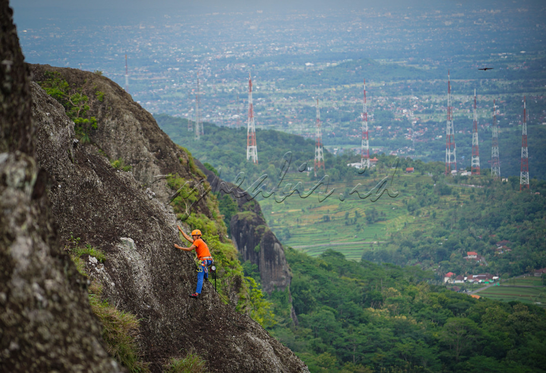 Dengan pemandangan alam kota Yogyakarta, seorang pemanjat tebing di Gunung Api Purba Nglanggeran, Yogyakarta begitu menikmati suasana. Wisata panjat tebing di eko wisata Nglanggeran menjadi daya tarik tersendiri khususnya bagi wisata minat khusus untuk memacu adrenalin kemampuannya. 