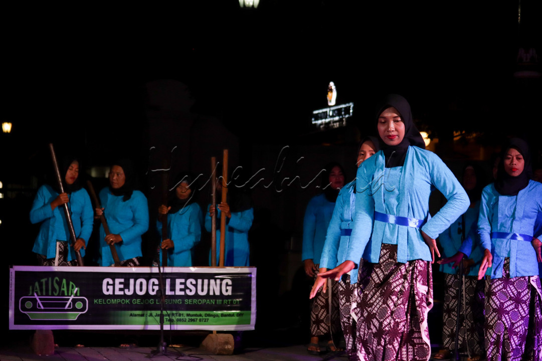 Gejog Lesung adalah kesenian tradisional berupa permainan instrumen musik perkusi menggunakan alat penumbuk padi tradisional (lesung dan alu/antan). Gejok Lesung ini tetap lestari sedari dulu. Salah satu yang masih melestarikannya yakni kelompok gejok lesung asal Seropan, Dlinggo, Bantul. Mereka tampil di acara “Selasa Wagen” di malioboro pada Selasa 27 November 2022. Nampak ibu-ibu asyik memainkan kesenian iki sekaligus terdapat penarik yang membuatnya semakin meriah