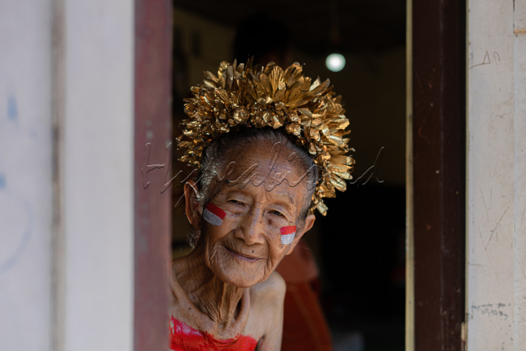 Momen juara itu disaat kita bisa merasakan euforia kemenangan terlepas dari berapa tua umur kita, berapa buruk kondisi yang ada, dan lain sebagainya, karena momen juara itu diciptakan dan dirasakan, bukan datang bagaikan tamu tak diundang.<br />
<br />
Selayaknya dalam foto ini nenek Ruki sedang mengekspresikan euforia momen kemerdekaan dan kecintaannya terhadap kesaktian nusantara dengan cara sendiri, sembari mengenang masa euforia kemerdekaan di masa mudanya. Sehat Jiwaku, Bugar Tubuku, JUARA MOMENKU<br />
