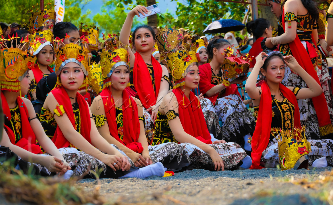 Kegiatan Acak Para Penari Gandrung sewu ketika sedang menunggu waktu tampil. melakukan swafoto adalah salah satu pilihan untuk menghabiskan waktu tunggunya. 
