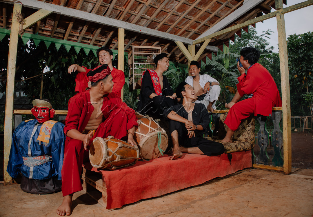 Ini gaya kami anak betawi riang gembira bersama kawan dalam candaan khas kami dengan banyolan banyolan gaya para orang tua kami , kami adalah putraputri bangsa indonesia yang bersuku budaya betawi kami adalah generasi dari pada kakek moyang kami klo bukan kami siapa lagi