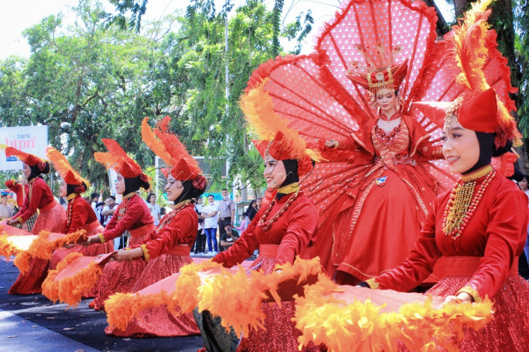 Menampilkan busana-busana yang menarik dan kaya akan nilai budaya. Busana-busana tersebut ditampilkan secara teatrikal dengan memadukan unsur seni tari, seni rupa, dan seni musik. Keunikan itu membuat Sumatera Barat semakin terkenal di mata dunia.