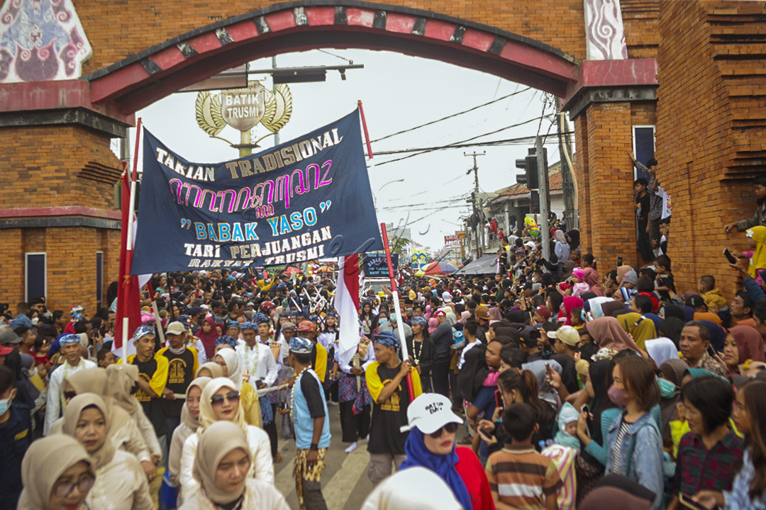 Memayu Trusmi adalah prosesi ritual pergantian atap welid Mesjid Kramat Trusmi Desa Trusmi Kabupaten Cirebon. Sebelum diguanakan welid diarak mengelilingi desa sejauh kurang lebih 7 km. Masyrakat Cirebon dan wisatawan lokal dari wilayah III tumpah ruah menyaksikan ider-ideran (arak-arakan/karnaval). 