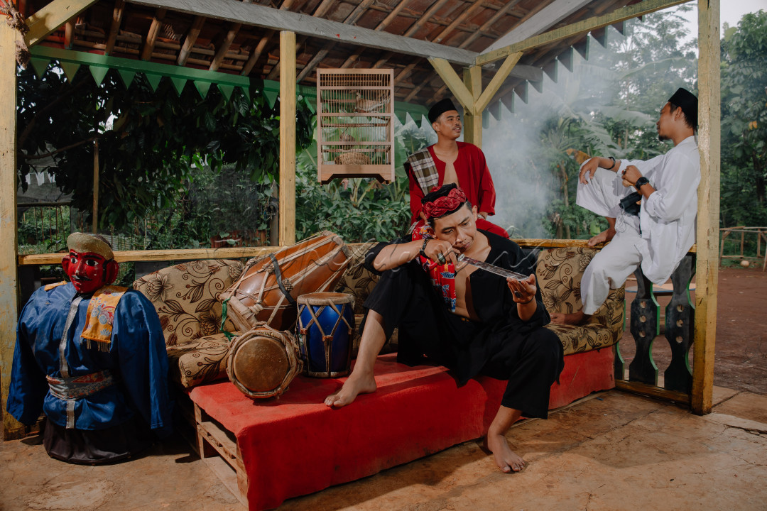 salah satu aset budaya masyarakat Indonesia, khususnya masyarakat Betawi. Meskipun begitu, tetapi saat ini kesenian Betawi dan kesenian lainnya menjadi kurang diminati. Sebab, berbagai budaya asing masuk ke Indonesia.<br />
<br />
Dengan adanya berbagai pengaruh budaya asing yang masuk tersebut, kesenian daerah seperti kesenian Betawi ini perlahan mulai dilupakan. Padahal, menjaga dan melestarikan kesenian yang ada di Indonesia adalah hal yang sangat penting.<br />
<br />
Kesenian dan kebudayaan adalah sebuah identitas yang tidak dapat dilepaskan dari tubuh masyarakat. Berbagai kesenian daerah yang ada di Indonesia tidak hanya sekadar hiburan saja. Akan tetapi, tentu memiliki esensi yang lebih dari itu.