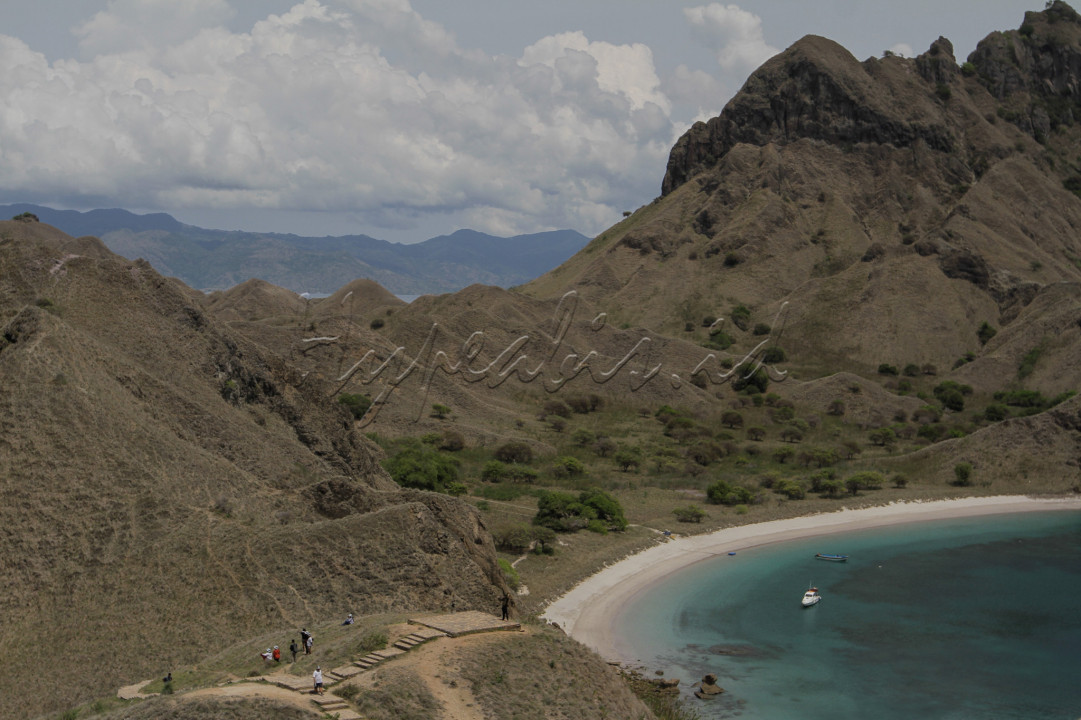 Pulau Padar merupakan salah satu pulau terbesar di Taman Nasional Komodo yang menjadi destinasi wisata wajib bila berkunjung ke Labuan Bajo. Pulau Padar menawarkan panorama alam dengan gugusan bukit artistik, hamparan pasir putih dan birunya laut. 