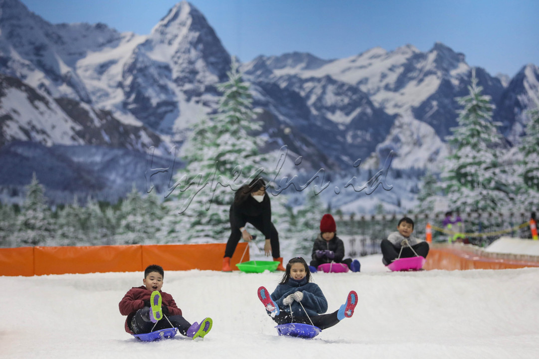 Pengunjung bermain di Trans Snow World Bintaro, Tangerang Selatan, Banten.