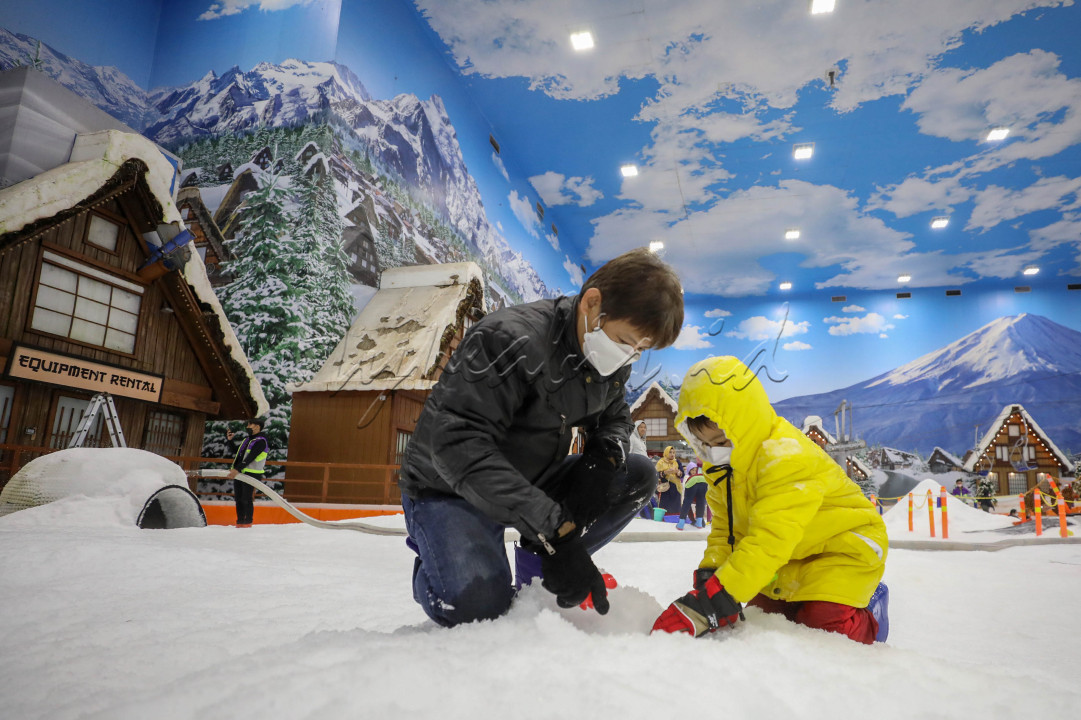 Trans Snow World merupakan tempat wisata yang menawarkan pengalaman menikmati salju di dalam ruangan.