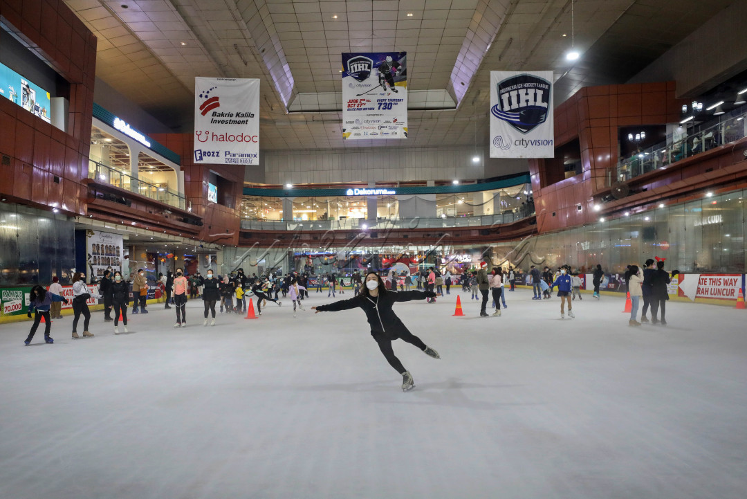 Pengunjung bermain Ice Skating di salah satu pusat perbelanjaan di Tangerang Selatan, Banten.