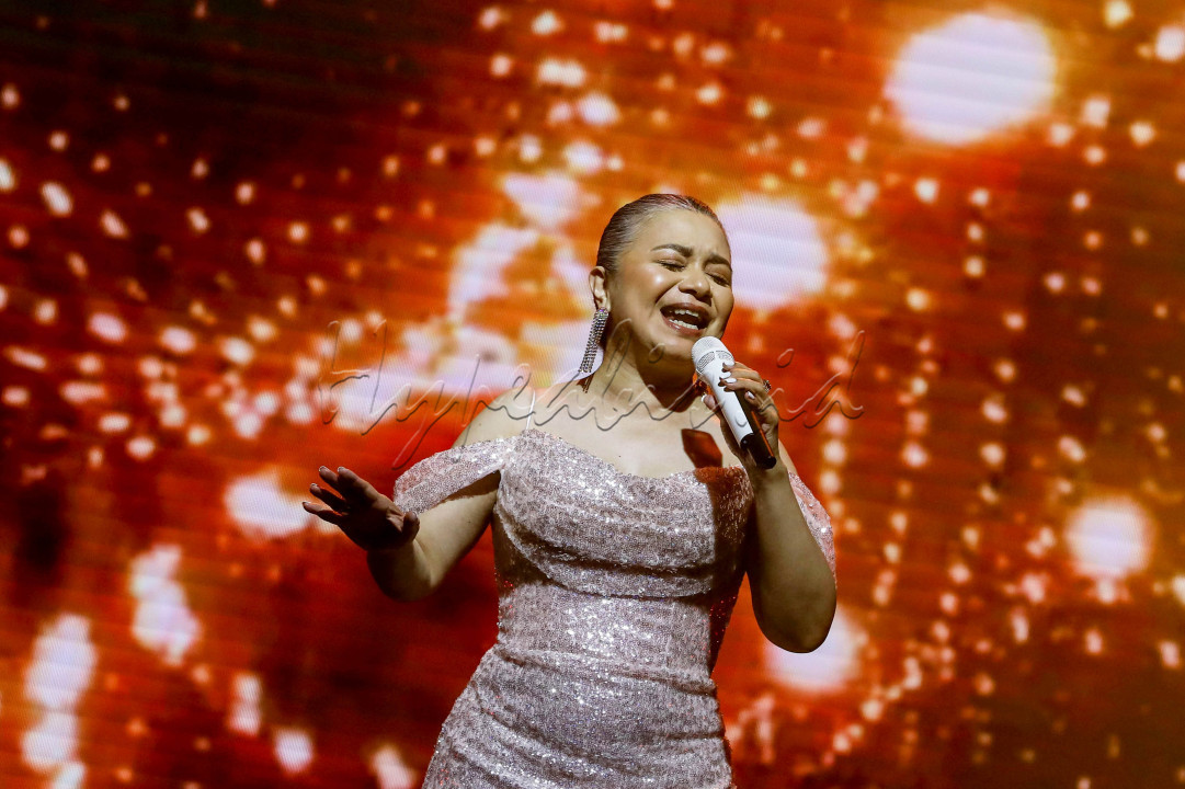 Ruth Sahanaya adalah seorang penyanyi senior Indonesia, yang telah menghiasi belantara musik pop sejak era '90-an.<br />
<br />
