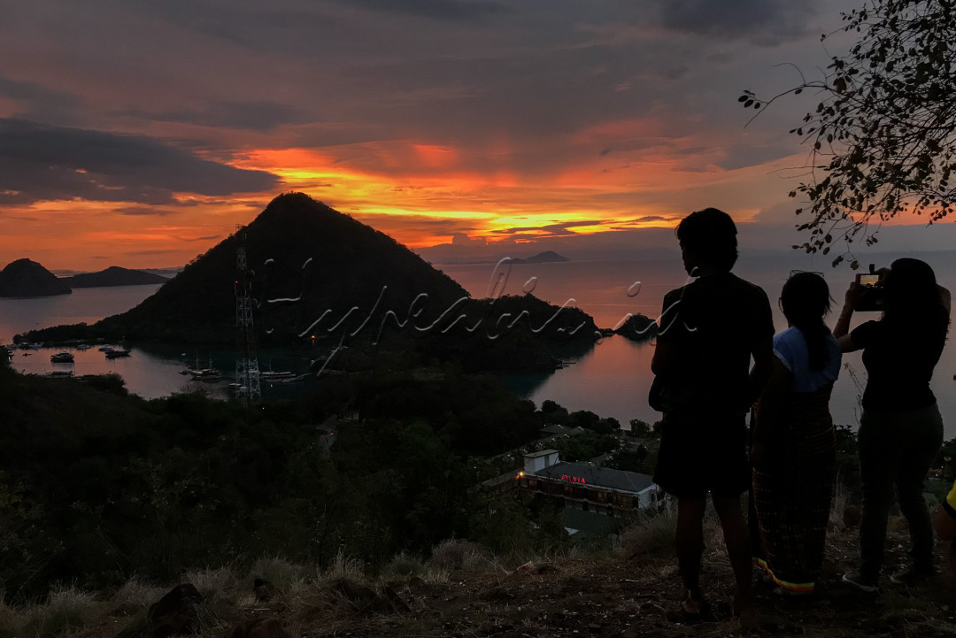 Bukit Sylvia menjadi salah satu spot favorit wisatawan lokal maupun mancanegara untuk menikmati suasana matahari terbenan di Labuan Bajo.