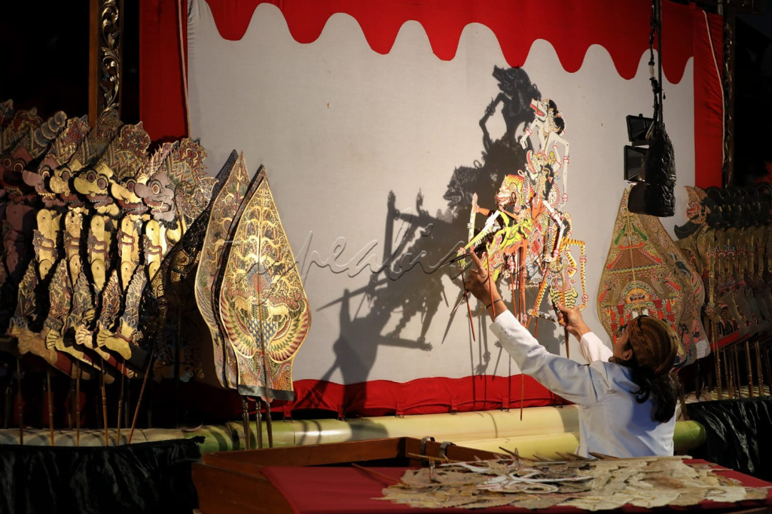 Dalang Ki Sambowo mementaskan wayang kulit di Sarinah, Jakarta.<br />
