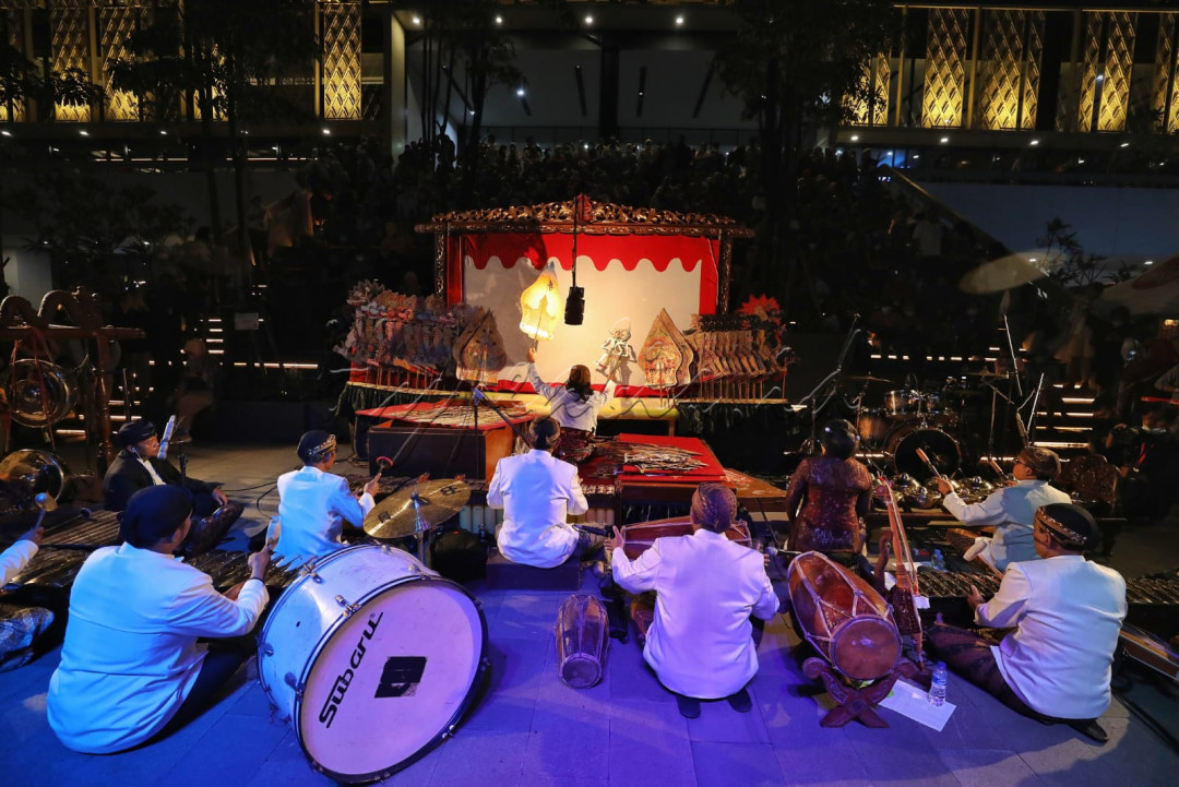 Seni pertunjukan wayang kulit ini juga telah mendunia. Hal itu ditandai dengan diakuinya wayang kulit oleh UNESCO sebagai karya kebudayaan yang mengagumkan dalam bidang cerita narasi dan warisan yang indah dan berharga pada tahun 2003.<br />
