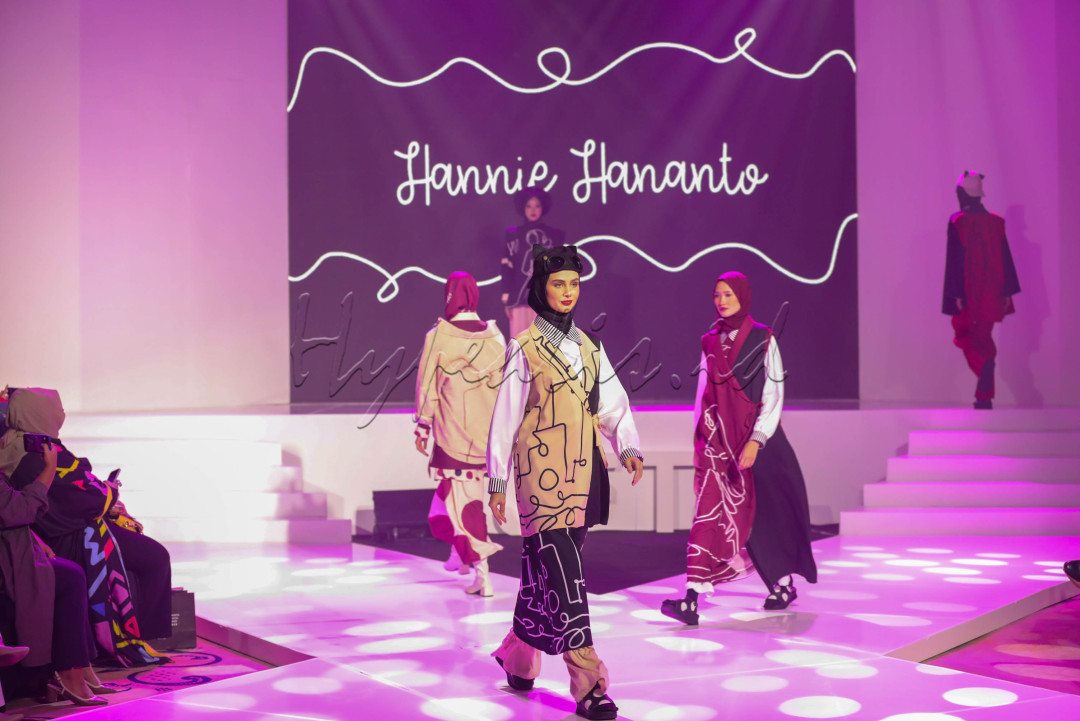 Indonesian Fashion Chamber (IFC) Jakarta Chapter kembali menggelar ajang Jakarta Fashion Trend (JFT) 2023 dengan mengusung tema Fashbyte. Mengangkat tema Fashbyte yang merupakan kolaborasi antara Fashion, Beauty, dan Nature, diharapkan bisa kembali menghidupkan perekonomian dari sisi fesyen pasca pandemi Covid-19.