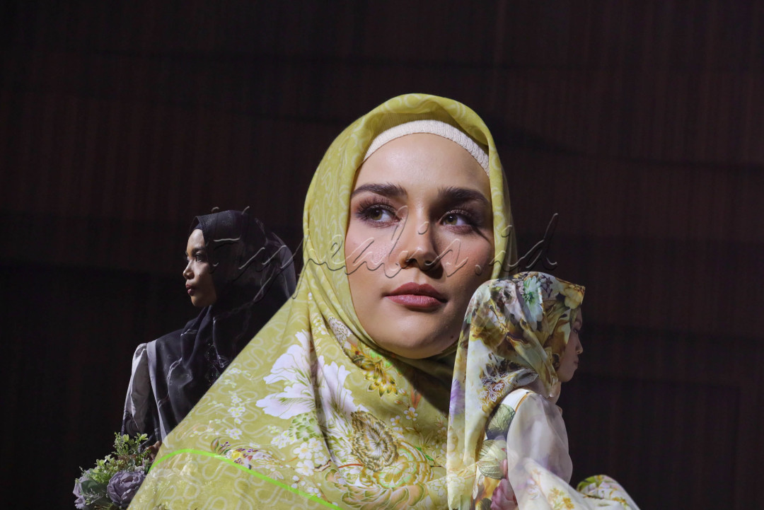 Peragaan busana ini berlangsung pada 11-12 Januari 2023 dengan menampilkan karya-karya 62 perancang busana.