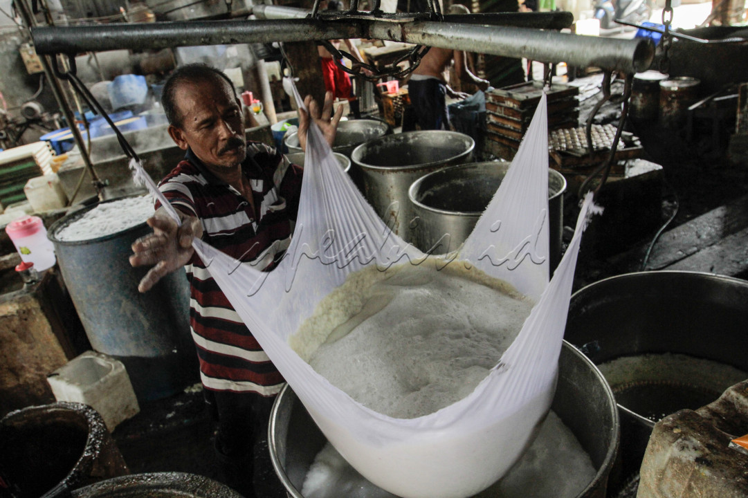 Sejumlah pekerja terlihat sibuk memproduski tahu yang berbahan dasar kedelai di salah satu tempat produksi rumahan di kawasan Duren Tiga, Jakarta Selatan. 