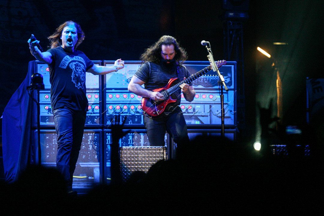 Penampilan grup musik Dream Theater saat tampil disalah satu acara musik di Jakarta.
