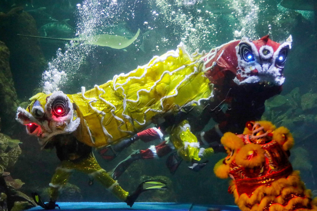 Barongsai beraksi menghibur pengunjung di Sea World Ancol, Jakarta.<br />
