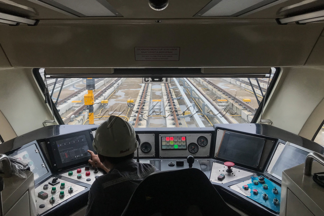 Petugas melakukan perawatan rangkaian Light Rail Transit (LRT) Jabodebek di Depo LRT, Bekasi, Jawa Barat. 