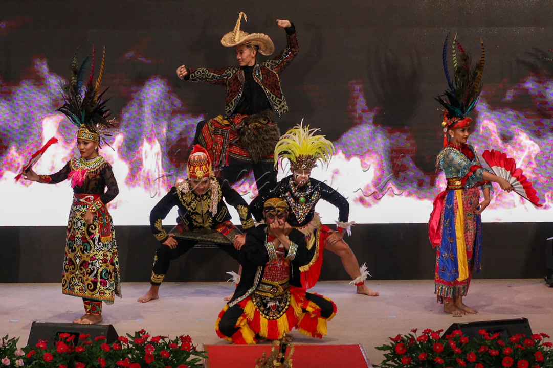Tarian nusantara dikenal sebagai tarian tradisional asli Indonesia yang berasal dari berbagai daerah di penjuru Indonesia. Umumnya tari nusantara sering dipentaskan di tingkat daerah, nasional, maupun internasional.