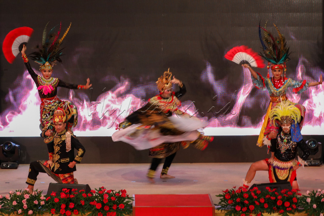 Salah satu jenis tarian nusantara yang populer adalah tari daerah dan kelompok. Umumnya tarian ini merupakan jenis tarian yang tumbuh dan berkembang dengan kelompok masyarakat pendukungnya, sehingga memiliki keunikan gerak, irama musik, rias wajah, dan busana.