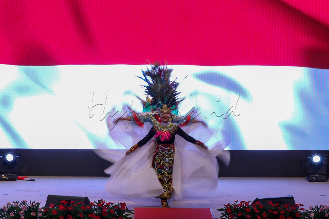 Ada beberapa ciri tari nusantara. Diantaranya, mengandung makna di setiap gerakan, memiliki aturan gerakan yang tidak boleh diubah, memakai pakaian khas dari daerah tersebut, serta diiringi oleh musik tradisional.